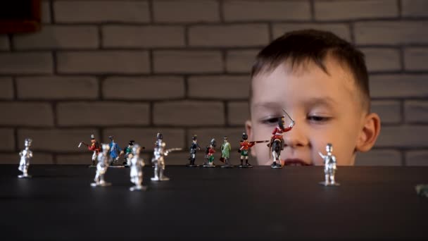 Βίντεο ενός τετράχρονου παιδιού που παίζει με τενεκεδένιους στρατιώτες — Αρχείο Βίντεο