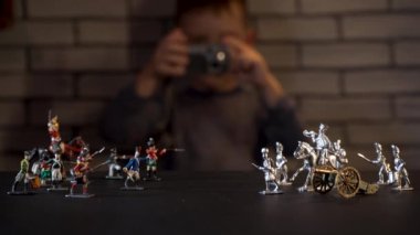 Teneke askerleri fotoğraflayan dört yaşındaki bir çocuğun videosu.