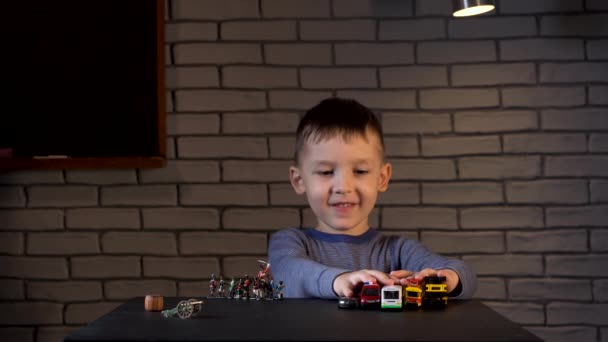 Τετράχρονο αγόρι παίζει με τενεκεδένιους στρατιώτες και αυτοκίνητα — Αρχείο Βίντεο
