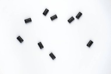 Beyaz arkaplanda siyah sakız pedi resmi