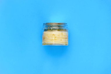 Mavi arkaplanda göz bantlı kavanoz resmi