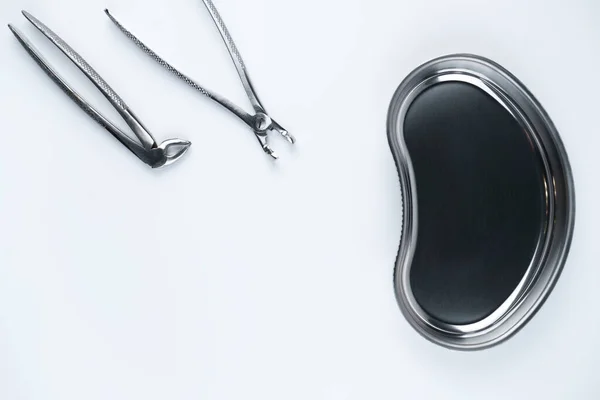 歯科器具付き腎臓型鉢の写真 — ストック写真