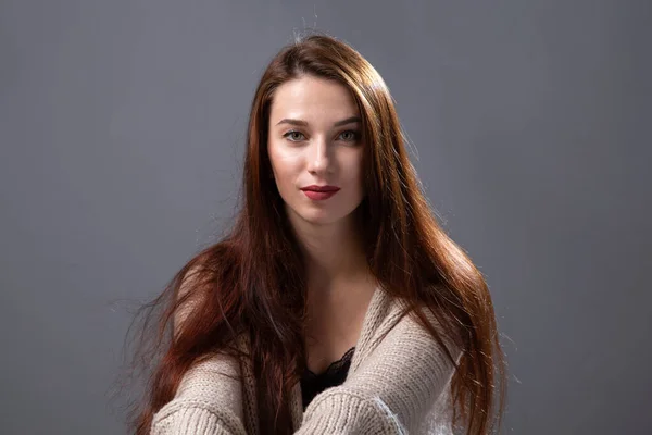 Retrato de mujer joven con pelo largo sobre fondo oscuro —  Fotos de Stock