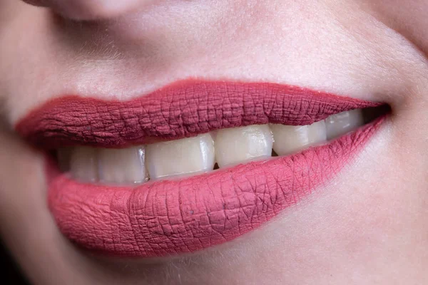 Imagem de lábios femininos com batom fosco vermelho — Fotografia de Stock