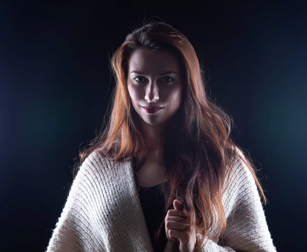 Foto di giovane donna con i capelli lunghi in maglione lavorato a maglia — Foto Stock