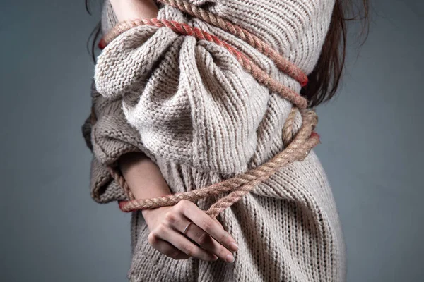 Image d'une jeune femme attachée avec une corde sale sur le corps sur fond gris — Photo