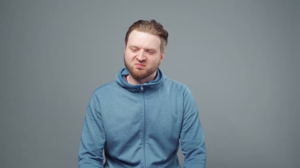 Video of screaming blond man in blue sweatshirt — Stock Video