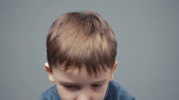 Video von verpöntem vierjährigen Jungen, Porträt — Stockvideo