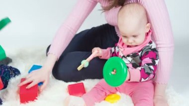 Anne ve çocuk oyunu oynamak, kule inşa etmek.