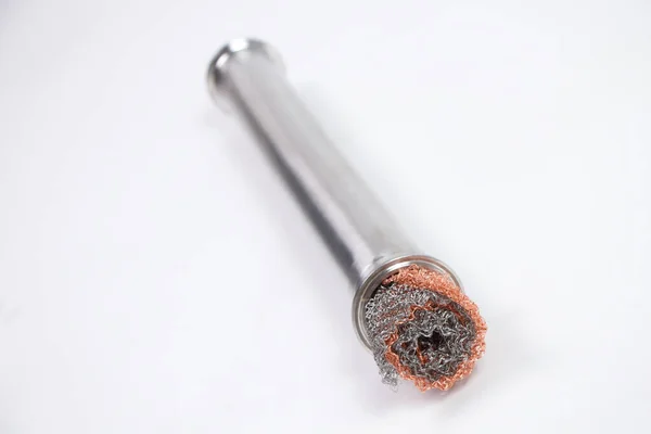 Foto aislada del filtro de rejilla laminado de metal en tubo de hierro — Foto de Stock