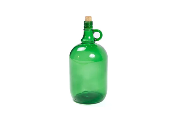Изображение зеленой стеклянной бутылки на изолированном белом фоне — стоковое фото