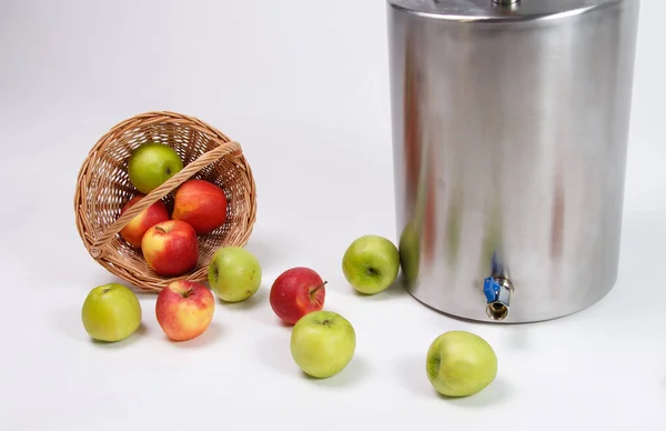 Tiro de hooch de acero con manzanas sobre fondo blanco — Foto de Stock