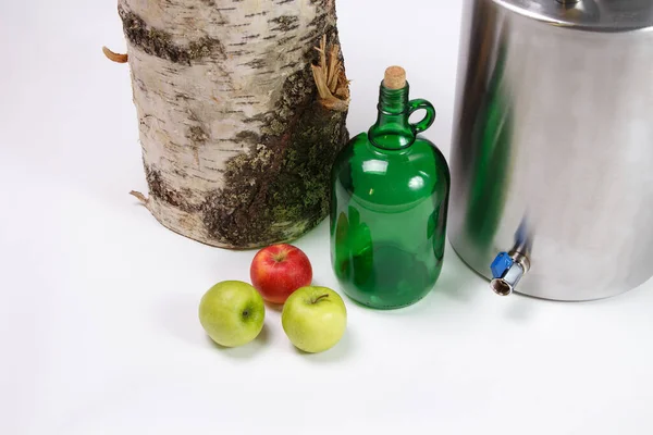 緑のガラス瓶とフックでりんご — ストック写真