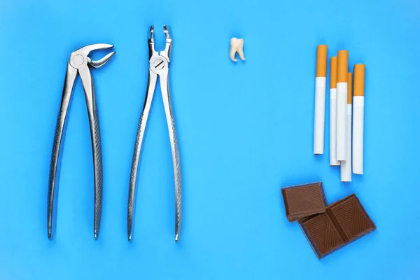 Foto di strumenti dentali con denti rimossi e cioccolato — Foto Stock