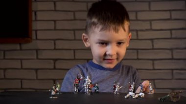 El yapımı teneke askerlerle oynayan dört yaşında bir çocuk.