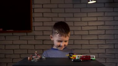 Teneke askerler ve arabalar arasında seçim yapan dört yaşındaki bir çocuğun vurulması