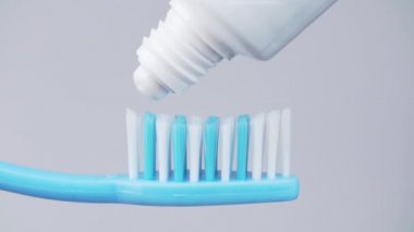 Beyaz arkaplanda diş fırçasında diş macunu