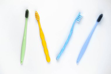 İzole edilmiş beyaz arka planda dört renkli diş fırçasının fotoğrafı