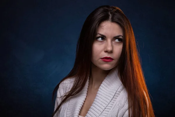 Foto di guardare lato bruna giovane donna con i capelli lunghi e le labbra rosse — Foto Stock