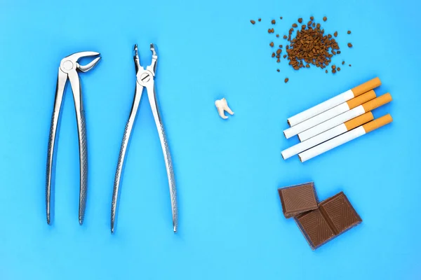 Εικόνα οδοντιατρικών εργαλείων με καφέ και σοκολάτα σε μπλε φόντο — Φωτογραφία Αρχείου