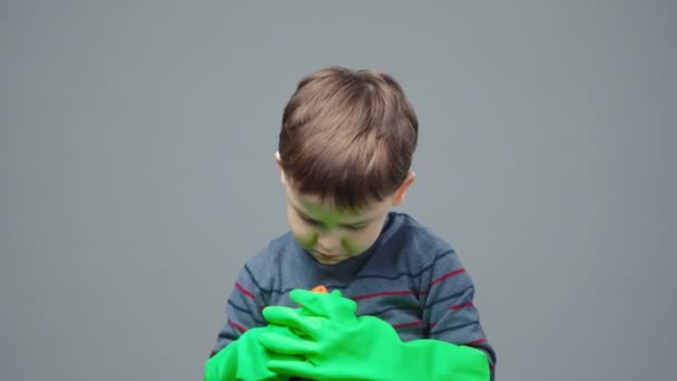 Footage of little boy playing with household chemicals — Stock Video