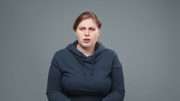 Schieten van verward stout vrouw tonen saaiheid — Stockvideo