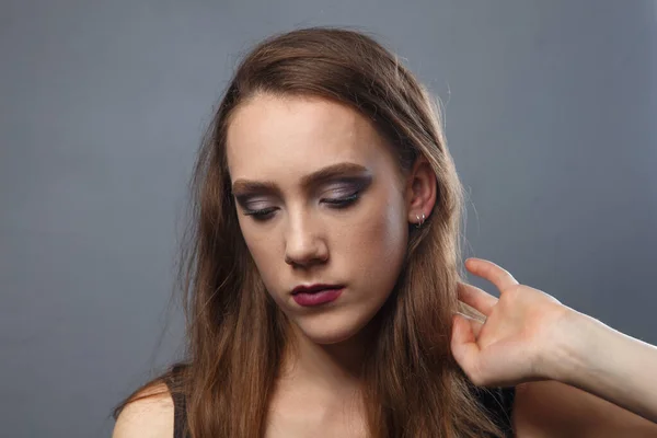 Immagine di ragazza che si tocca i capelli con labbra viola su sfondo grigio — Foto Stock