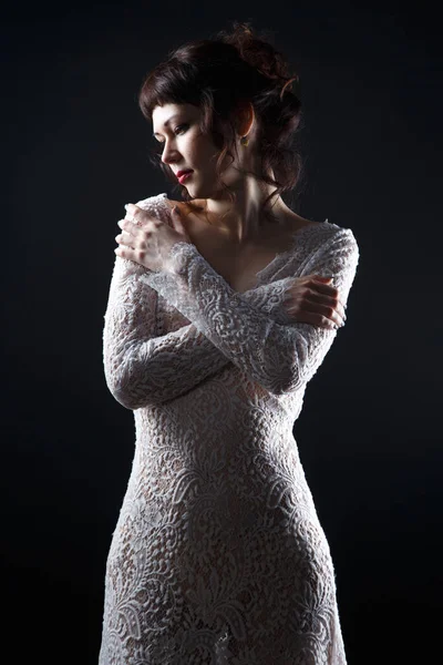 Foto di giovane donna in abito trasparente con le braccia incrociate — Foto Stock