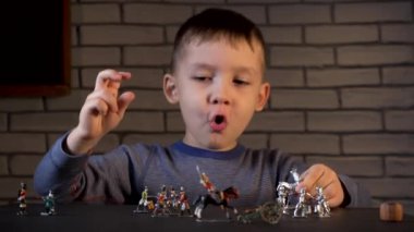 Küçük esmer çocuğun teneke askerlerle oynadığı video.