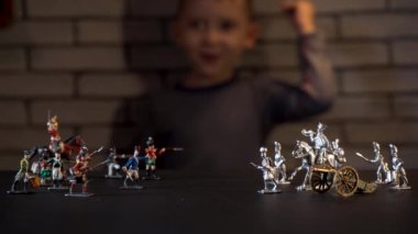 El yapımı teneke askerlerle oynayan dört yaşındaki bir çocuğun görüntüleri