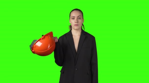 Vídeo de una joven en chaqueta negra con casco naranja — Vídeos de Stock