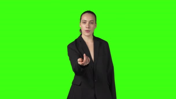 Disparos de mujer joven haciendo señas por el dedo índice en chaqueta negra — Vídeos de Stock