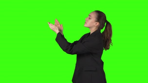 Video af unge klappende kvinde i sort jakke – Stock-video