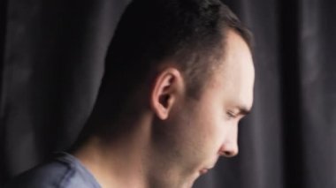 Aynanın önünde koruyucu maske takan bir adamın videosu.