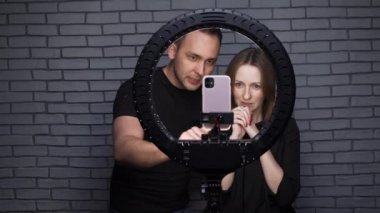 Halkalı lamba ve akıllı telefona sahip blog yazarı çiftin videosu