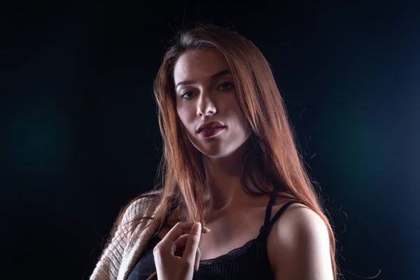 Портрет молодой женщины с длинными волосами в вязаном свитере — стоковое фото