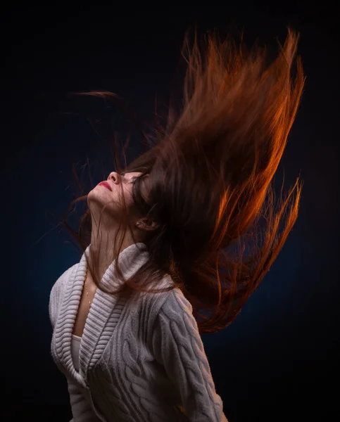 Foto di bruna giovane donna che scuote i capelli lunghi — Foto Stock