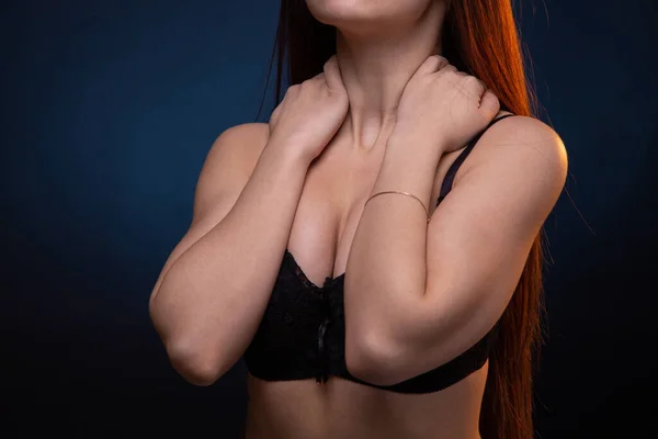 Immagine di giovane donna con le mani sul reggiseno nero — Foto Stock