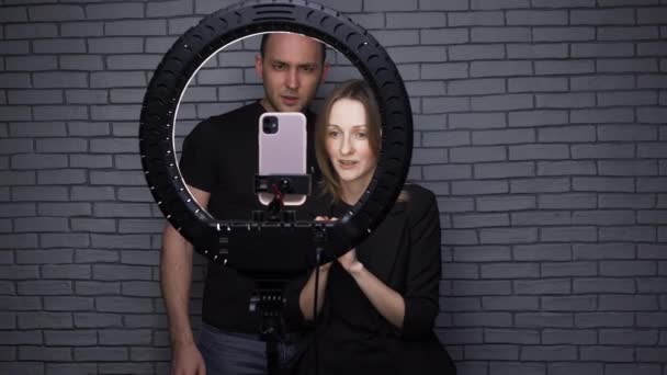Βίντεο από ζευγάρι blogger που αφηγείται την ιστορία του σε φόντο τοίχου από τούβλα — Αρχείο Βίντεο