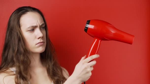 Video de chica infeliz con el pelo dañado después de secador de pelo — Vídeo de stock