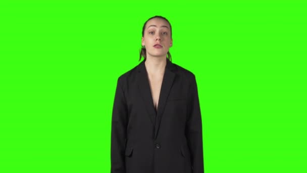 Joven mujer asintiendo con la cabeza sobre fondo verde aislado — Vídeos de Stock