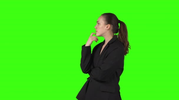 Video mladé zmatené ženy s dobrým nápadem v černé bundě — Stock video