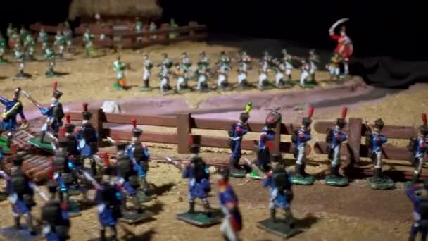 Záběry ručně vyrobených vojáků a rekonstrukce bitvy — Stock video