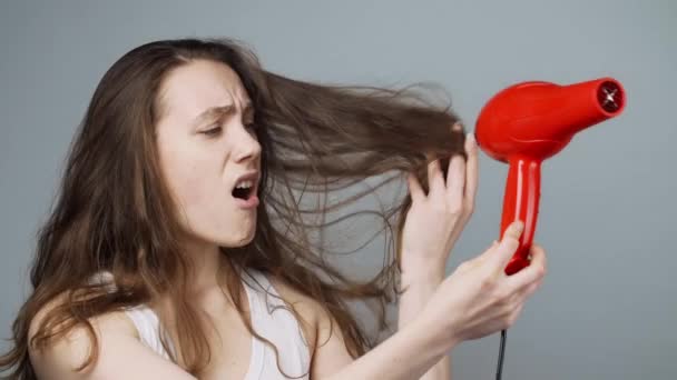 Images de femme malheureuse avec des cheveux abîmés après sèche-cheveux — Video