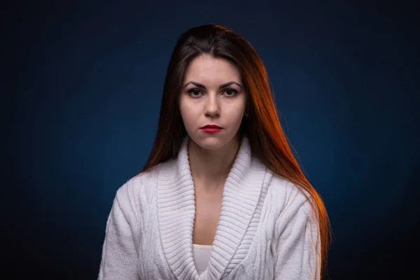 Портрет брюнетки молодой девушки с длинными волосами и красными губами — стоковое фото