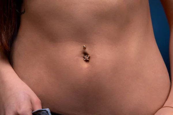 Immagine ravvicinata di donne pancia sottile con piercing — Foto Stock