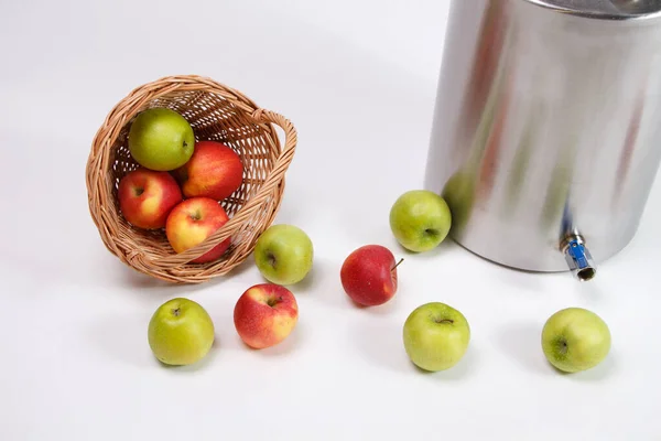 Foto van metalen haak met appels op witte achtergrond — Stockfoto