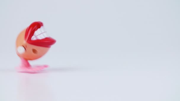 Съемка прыгающих зубов - движущаяся игрушка — стоковое видео