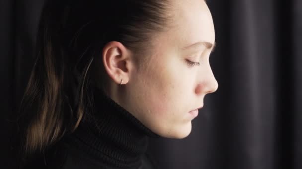 Shooting of girl wearing protective mask in front of the mirror — Stock Video