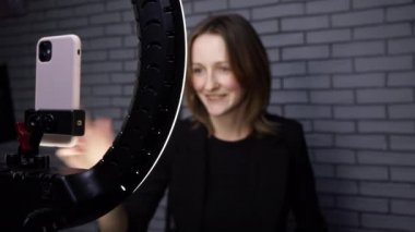 Blogcu kız blogu için takipçilerle konuşuyor.